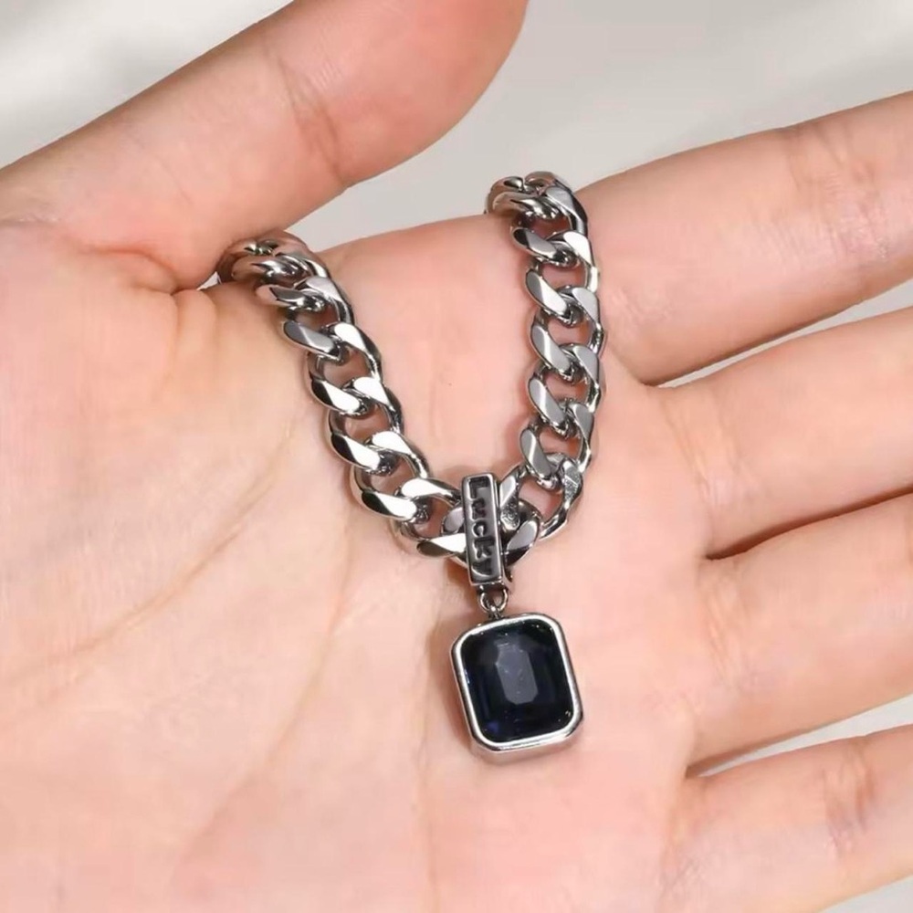 Silver Chain Necklace with Black Pendant

Silver chain black gemstone